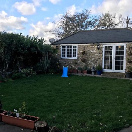 Cosy Cottage Annex In Fairlop Ilford Exterior foto
